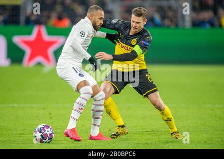 Neymar (links, PSG) gegen Lukasz PISZCZEK (DO), Action, Duelle, Fußball Champions League, Runde 16, Borussia Dortmund (DO) - Paris St. Germain (PSG) 2: 1, am 18. Februar 2020 in Dortmund/Deutschland. â Nutzung weltweit Stockfoto