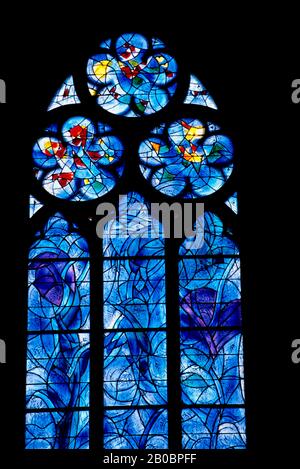 DEUTSCHLAND, MAINZ, ST. STEPHEN'S CHURCH, MARC CHAGALL WINDOWS Stockfoto