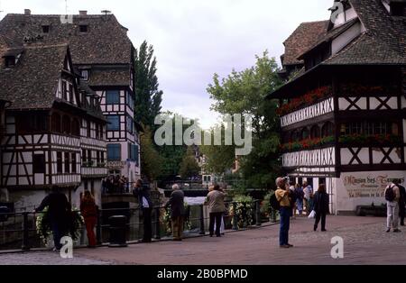 FRANKREICH, DAS ELSASS, STRASSBURG, DIE ALTSTADT, FACHWERKHÄUSER ENTLANG DES KANALS Stockfoto