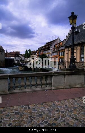FRANKREICH, DAS ELSASS, STRASSBURG, DIE ALTSTADT, FACHWERKHÄUSER ENTLANG DES KANALS Stockfoto