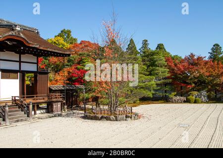 Japan, Kyoto, Ryoan-Ji Zen Buddhist Tempel, Blick auf den trockenen Felsengarten von Ryoan-Ji Stockfoto