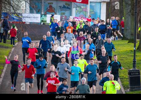 Läufer, die an Shrewsbury Parkrun in The Quarry, Shropshire teilnehmen. Stockfoto