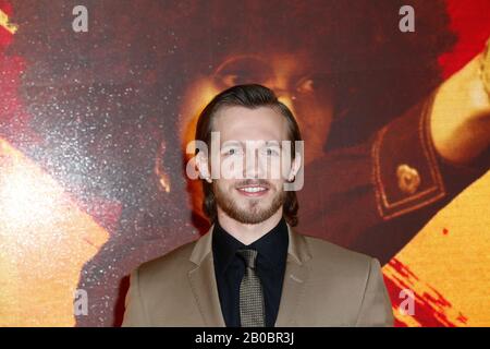 Los Angeles, USA. Feb. 2020. Greg Austin, der am 19. Februar 2020 im DGA Theatre in Los Angeles, Kalifornien, USA (Foto von Parisa Afshahi/Sipa USA) im Rahmen der Premiere von Amazon Prime Video's "Hunters" den roten Teppich gehen Credit: SIPA USA/Alamy Live News Stockfoto