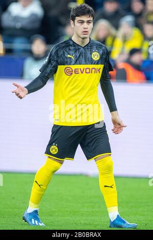 Giovanni REYNA (DO), volle Figur, Portraitformat, Fußball Champions League, Runde 16, Borussia Dortmund (DO) - Paris St. Germain (PSG) 2: 1, am 18. Februar 2020 in Dortmund/Deutschland. â Nutzung weltweit Stockfoto