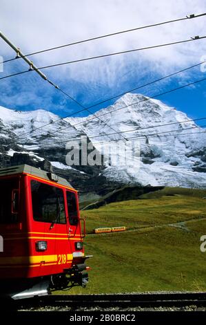 SCHWEIZ, BERNER OBERLAND, BAHNHOF KLEINE SCHEIDEGG, BERG MONCH IM HINTERGRUND Stockfoto