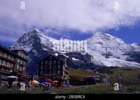 SCHWEIZ, BERNER OBERLAND, KLEINE SCHEIDEGG, RESTAURANTS MIT EIGER UND MONCH Stockfoto