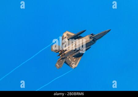 In dieser Aufnahme macht eine Lockheed Martin F-22 Raptor eine Bankdrehung, nachdem sie von der Hill Air Force Base, Layton, Utah, USA, abgeschossen wurde. Stockfoto