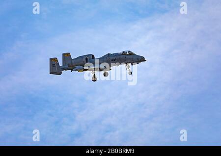 In diesem Schuss nähert sich eine Fairchild Republic A-10 Thunderbolt II der Startbahn auf der Hill Air Force Base, Utah, wie sie von der Stadt Layton, Utah, USA aus gesehen wird. Stockfoto