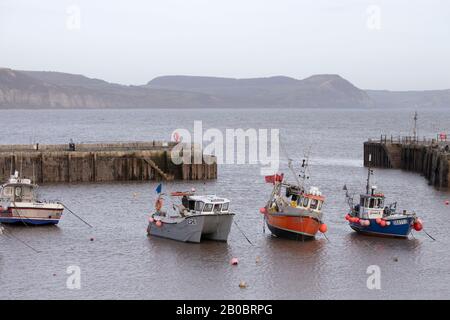 Fischerboote im Hafen der Küstenstadt Lyme Regis, Dorset, Großbritannien; Stockfoto