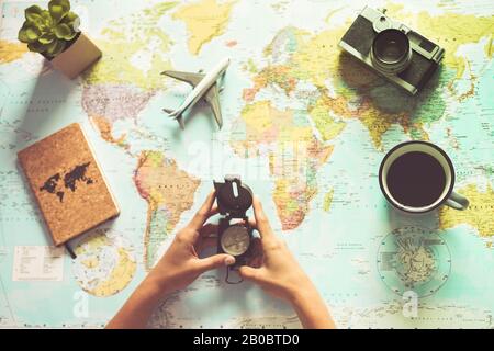 Junge Frau trinkt Kaffee und plant Welttournee mit Vintage Travel Map - Backpacker Mädchen auf der Suche nach einem neuen Land zu erkunden - Reisetrends, Stockfoto