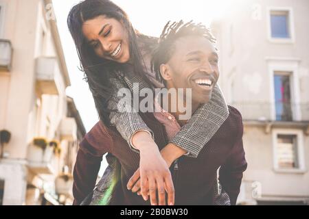 Afrikanisches Paar, das auf einer Stadtrundfahrt viel Spaß hat - junge Leute, die während der Urlaubsreise zusammen Zeit genießen - Liebe, Mode, Reisen und Relati Stockfoto