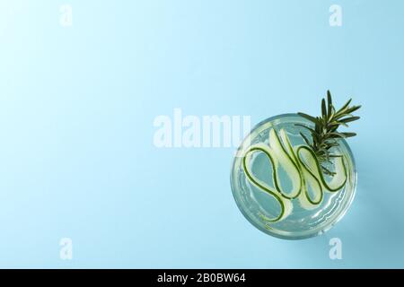 Glas mit Gurkenwasser auf blauem Hintergrund, Platz für Text Stockfoto