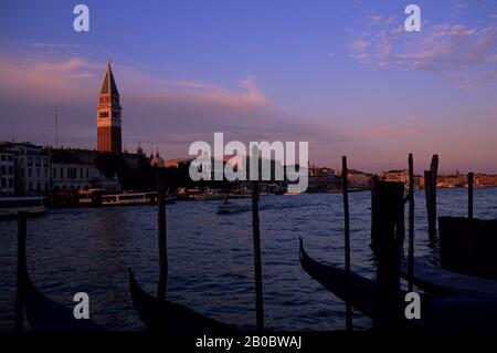 ITALIEN, VENEDIG, BLICK AUF DEN CAMPANILE VON SAN MARCO, ABENDLICHT, GONDELN Stockfoto