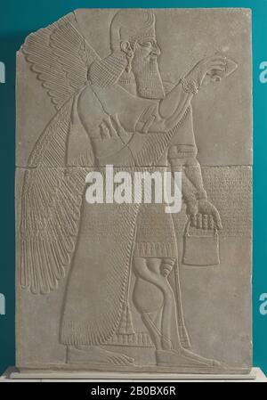 Unbekannter Künstler, Assyrisches Hilfswerk: Geflügelter Geist von Apkallu aus Kalhu (Nimrud), Irak, Nordwestpalast, Raum S, Tafel 17, Ca. 875-860 v. Chr. E., Gips (Mossul alabaster), 90 9/16 Zoll X 58 3/4 Zoll X 6 7/16 Zoll (230 cm x 149,3 cm x 16,3 cm.), Ist Die geflügelte Figur in diesem Reliefbild oft mit dem apkallu-Geist verbunden, der in assyrischen Texten erwähnt wird. Dieser Geist ist von magischen und schützenden Kräften durchdrungen und besitzt einen stochenen Körperbau mit übertriebener Muskulatur. Die verhornte Krone verkündet seine Göttlichkeit, obwohl sein Porträt eine unheimliche Ähnlichkeit mit Ashurnasirpal selbst aufweist. Er hält einen Eimer in seiner linken Hand Stockfoto