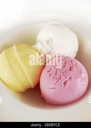 Köstliches Eis in weißer Platte Stockfoto
