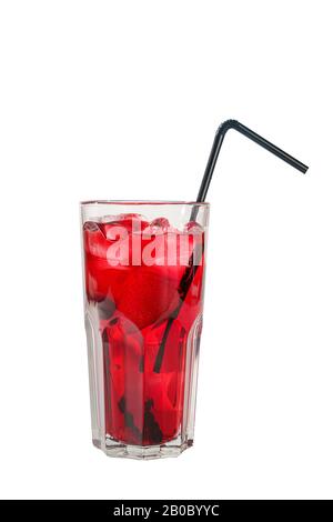 Einfarbiger, transparenter Cocktail, der in einem hohen Glas mit vielen Eiswürfeln mit Geschmack von Beeren, Kirschen, Erdbeeren, Grapefruit mit einem s erfrischt Stockfoto