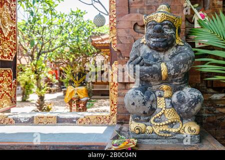 Hindutempel-Eingangstore mit geschnitzten Holztüren und Dvarapala-Schutzstatue. Canggu, Badung, Bali. Traditionelle balinesische Architektur. B. Stockfoto