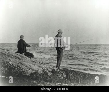 Unbekannter Künstler, Foto: Winslow Homer und sein Bruder Charles Savage Homer, Jr. Fishing on the Rocks at Prout's Neck, Maine, 1900, Foto Stockfoto