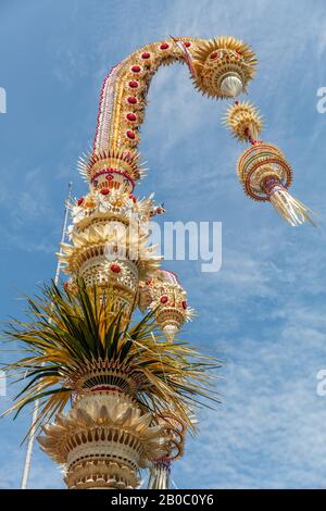 Penjor - Strethratter Bambusstangen für Galunga-Feier des balinesischen Hinduismus. Insel Bali, Indonesien. Vertikales Bild. Stockfoto