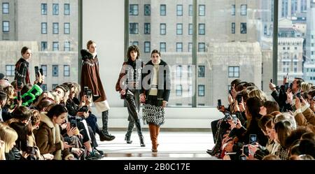 New York, New York - 08. Februar 2020: Models laufen auf der Longchanp Herbst Winter 2020 Fashion Show auf die Landebahn Stockfoto