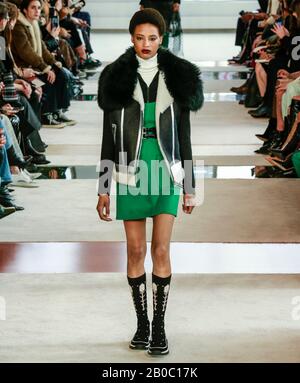 New York, New York - 08. Februar 2020: Janaye Furman läuft auf der Longchanp Herbst Winter 2020 Fashion Show auf der Startbahn Stockfoto