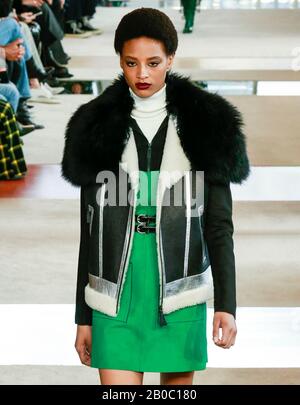 New York, New York - 08. Februar 2020: Janaye Furman läuft auf der Longchanp Herbst Winter 2020 Fashion Show auf der Startbahn Stockfoto