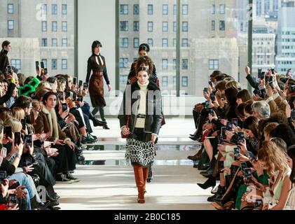 New York, New York - 08. Februar 2020: Models laufen auf der Longchanp Herbst Winter 2020 Fashion Show auf die Landebahn Stockfoto