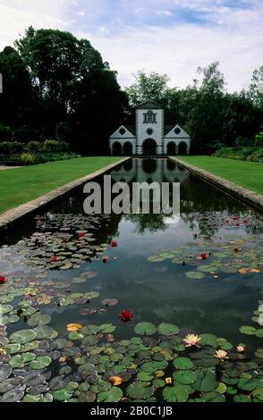 GROSSBRITANNIEN, WALES, BODNANT GARTEN, TEICH MIT SEEROSEN Stockfoto