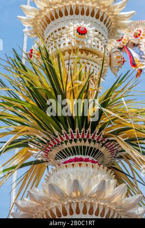 Details zu Penjor - Straße mit Strohpfosten für die Galungan-Feier, Bali Island, Indonesien. Vertikales Bild. Stockfoto