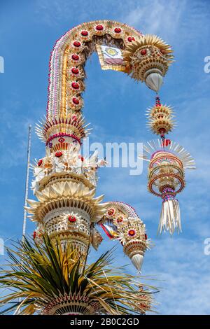 Penjor - Strethratter Bambusstangen für Galunga-Feier des balinesischen Hinduismus. Insel Bali, Indonesien. Vertikales Bild. Stockfoto