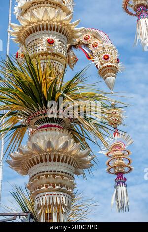 Details zu Penjor - Straße mit Strohpfosten für die Galungan-Feier, Bali Island, Indonesien. Vertikales Bild. Stockfoto