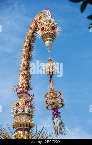 Penjor - Strethratter Bambusstangen für Galunga-Feier des balinesischen Hinduismus. Insel Bali, Indonesien. Vertikales Bild. Stockfoto