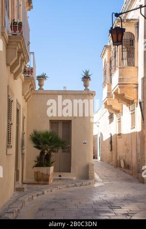 Straße in Medina mit traditionellen geschlossenen Balkonen Stockfoto