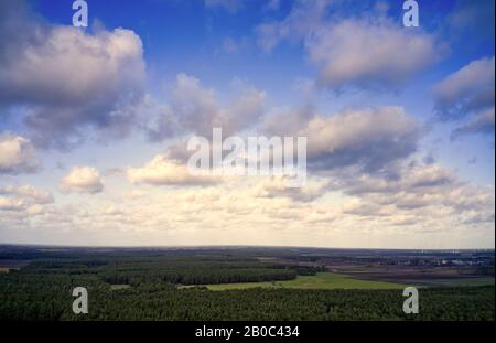 Blauer Himmel mit weißen Wolken über der Kulturlandschaft im Norden Deutschlands mit Wald, Wiesen und Feldern, Luftbild mit der Drohne Stockfoto