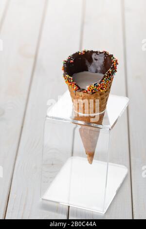 Zuckerkonus mit Kaffee in einem Halter Stockfoto