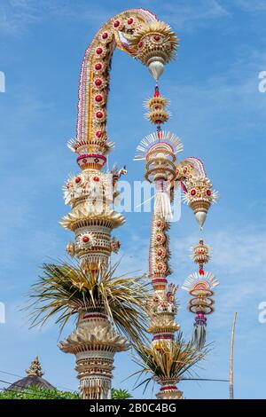 Penjor - Strethratter Bambusstangen für Galunga-Feier des balinesischen Hinduismus. Insel Bali, Indonesien. Vertikales Bild. Stockfoto