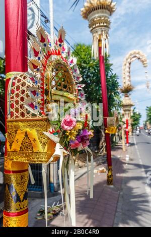 Balinesischer Hindu-Altarschmuck für Galunga-Feier. Insel Bali, Indonesien. Vertikales Bild. Stockfoto