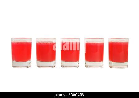Rote, transparente Cocktails in gleicher Farbe, eine Reihe von Schüssen, fünf Portionen. Seitenansicht Isolierter weißer Hintergrund. Getränke für das Speiserestaurant, B. Stockfoto