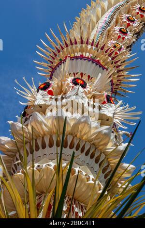 Details zu Penjor - Straße mit Strohpfosten für die Galungan-Feier, Bali Island, Indonesien. Vertikales Bild. Stockfoto