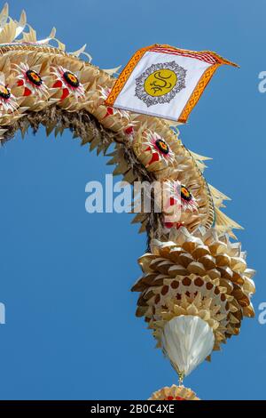 Details zu Penjor - Straße mit Strohpfosten für die Galungan-Feier, Bali Island, Indonesien. Vertikales Bild. Stockfoto