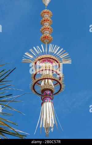 Penjor - Strethratter Bambusstangen für Galunga-Feier des balinesischen Hinduismus. Insel Bali, Indonesien. Vertikales Bild. Stockfoto