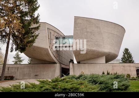 Banska Bystrica, Slowakei - 29. Oktober 2019: Museum Des Slovak National Uprising im Herbst. Betonkonstruktion in zwei Abschnitte unterteilt. Touristen um Stockfoto