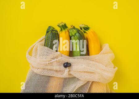 Zucchini in einer wiederverwendbaren Tasche. Null-Abfall-Konzept Stockfoto
