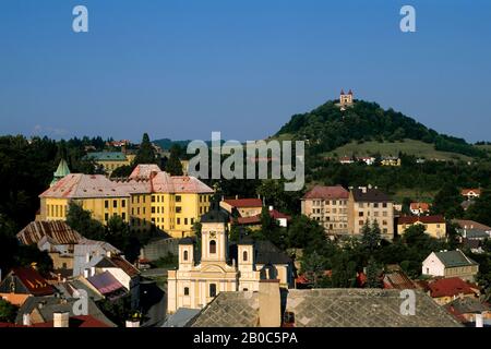 SLOWAKEI, BANSKA STIAVNICA, STADT MIT DEM IM HINTERGRUND LIEGENDEN, BAROCKEN KALVARIENBERGKOMPLEX Stockfoto