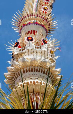 Details zu Penjor - Straße mit Strohpfosten für die Galungan-Feier, Bali Island, Indonesien. Vertikales Bild. Stockfoto