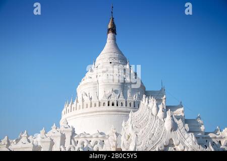 Hsinbyume Pagode oder Myathindan Pagode, Mingun, Myanmar. Verzierte weiß bemalte Pagode, die als Gedenkstätte im Jahr 1816 errichtet wurde. Stockfoto