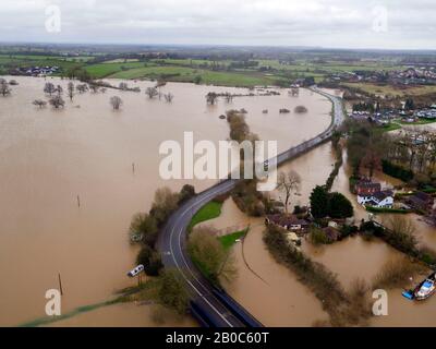 Das Hochwasser umgibt Upton-upon-Severn, Worcestershire, nach dem Sturm Dennis weiter. PA Foto. Bilddatum: Donnerstag, 20. Februar 2020. Diejenigen, die bereits mit der Nachwirkung von einigen Tagen im Wert von Regen kämpfen, sollen noch mehr erwarten, mit Taschen von Nordwales, Nordengland und Schottland unter denen, die für weitere Wahnvorfälle in Einklang stehen. Das Umweltamt (EA) warnte, dass es ein "erhöhtes Überschwemmungsrisiko" in den Midlands gebe, während es sechs schwere Hochwasserwarnungen - was eine Lebensgefahr bedeutet - rund um die Flüsse Lugg, Severn und Wye gibt. Auch der untere Avon bleibt Stockfoto