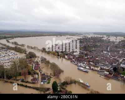 Das Hochwasser umgibt Upton-upon-Severn, Worcestershire, nach dem Sturm Dennis weiter. PA Foto. Bilddatum: Donnerstag, 20. Februar 2020. Diejenigen, die bereits mit der Nachwirkung von einigen Tagen im Wert von Regen kämpfen, sollen noch mehr erwarten, mit Taschen von Nordwales, Nordengland und Schottland unter denen, die für weitere Wahnvorfälle in Einklang stehen. Das Umweltamt (EA) warnte, dass es ein "erhöhtes Überschwemmungsrisiko" in den Midlands gebe, während es sechs schwere Hochwasserwarnungen - was eine Lebensgefahr bedeutet - rund um die Flüsse Lugg, Severn und Wye gibt. Auch der untere Avon bleibt Stockfoto