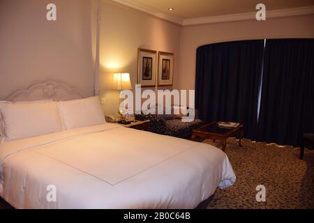 Ein komfortables Schlafzimmer eines Hotels in einem 5-Sterne-Hotel. Ein luxuriöses Hotelzimmer in Nizza in Indien Stockfoto