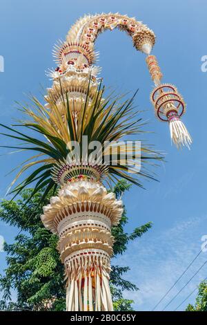 Penjor - Strethratter Bambusstangen für Galunga-Feier des balinesischen Hinduismus. Insel Bali, Indonesien. Vertikales Bild. Stockfoto